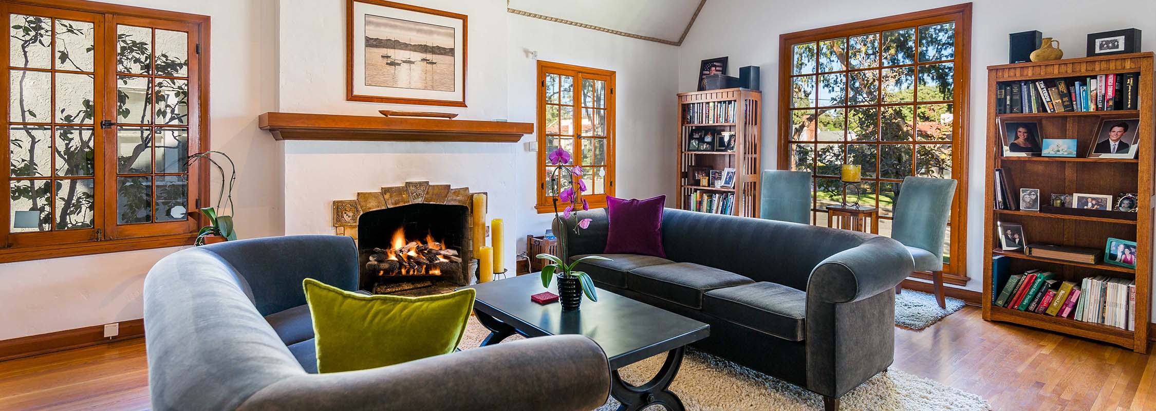 Traditional livingroom with 2 couches and fireplace in Los Angeles
